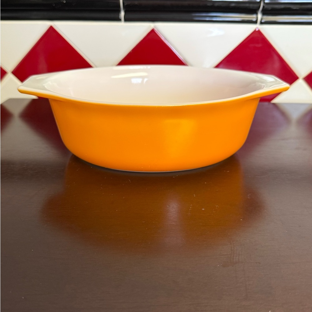 Vintage Pyrex Orange Oval 1 1/2 qt casserole dish. 043 - Picture 9 of 13